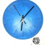 Horloge murale bleu roi